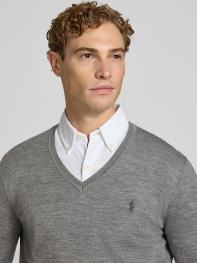Männermodel trägt Regular Fit Pullover aus reiner Wolle von Polo Ralph Lauren in Grau mit weißem Hemd, Nahaufnahme Oberkörper.