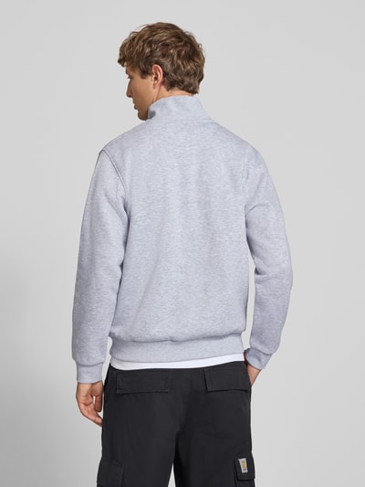 Männermodel trägt Regular Fit Sweatshirt mit Baumwoll-Anteil Modell 'Bradley' von JACK & JONES, Grau, Struktur glatt, Ganzkörperansicht Rückansicht, Material-Mix, Troyer-Kragen, Rückenlänge 68 cm, Ärmellänge 66 cm.