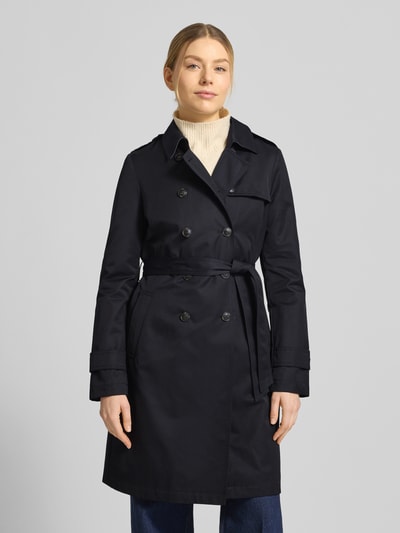 Frauenmodel trägt Regular Fit Mantel mit Umlegekragen von Fuchs Schmitt, Baumwoll-Mix, Doppelreihige Knopfleiste, Stoffband, dunkel, Ganzkörperansicht von vorne.