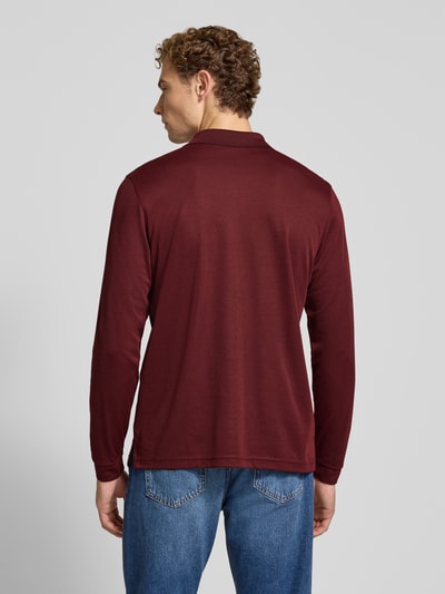 Männermodel trägt Regular Fit Poloshirt aus Baumwoll-Mix von RAGMAN in Dunkelrot, glatte Textur, Herren, Rückenansicht, Langarm, KI-modifiziertes Bild.