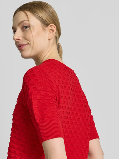 Frauenmodel trägt Strickpullover mit 1/2-Arm Modell 'Dodo' von FREE/QUENT in Rot, Strukturmuster, reine Baumwolle, Nahaufnahme Oberkörper.