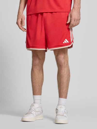 Männermodel trägt Shorts mit elastischem Bund und Kordelzug von adidas Sportswear, lockerer Schnitt, Logo-Print, Nahaufnahme Oberschenkel.