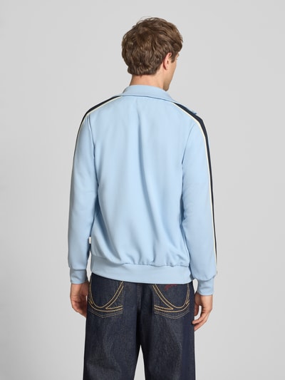 Männermodel trägt Sweatjacke mit Stehkragen Modell 'COTEDAZUR' von Jack & Jones in Hellblau, Herren, Slim-Fit, Label-Stitching, Reißverschluss, Rückenlänge 70 cm, Ärmellänge 65 cm, Ganzkörperansicht Rückansicht.