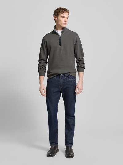 Männermodel trägt Regular Fit Troyer mit Stehkragen und Reißverschluss von Lerros aus Baumwoll-Mix mit Strukturmuster, Ganzkörperansicht von vorne.