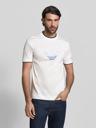 Männermodel trägt Regular Fit T-Shirt mit Logo-Stitching von Emporio Armani, weiß, aus Lyocell-Mix mit Baumwoll-Anteil, Nahaufnahme Oberkörper.