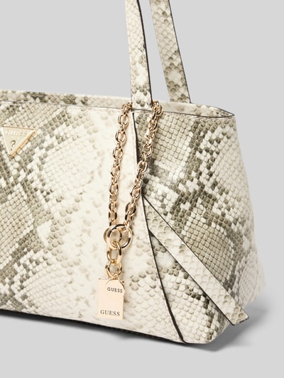 Produktfoto, Shoulder Bag mit Allover-Schlangen-Print Modell 'Devon' von GUESS, cremefarbene und graue Töne, strukturierte Oberfläche, goldene Kette, Reißverschluss, schmale Schulterriemen, Logo-Detail, passend für Damen, Maße: 31x16x14 cm, Schulterriemenlänge 70 cm