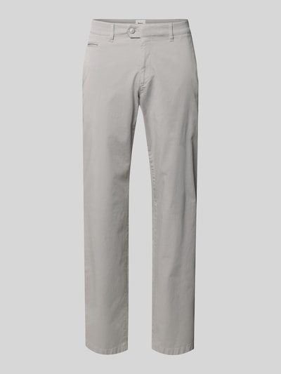 Produktfoto, Straight Fit Stoffhose mit Lyocell-Anteil Modell 'Everest' von Brax in hellem Grau, glatte Oberfläche, sichtbare Seitentaschen, Eingriff- und Gesäßtaschen sowie Münztasche, Verschluss mit Knopf und Reißverschluss, elastischer Baumwoll-Mix, klassische gerade Passform, für Herren.