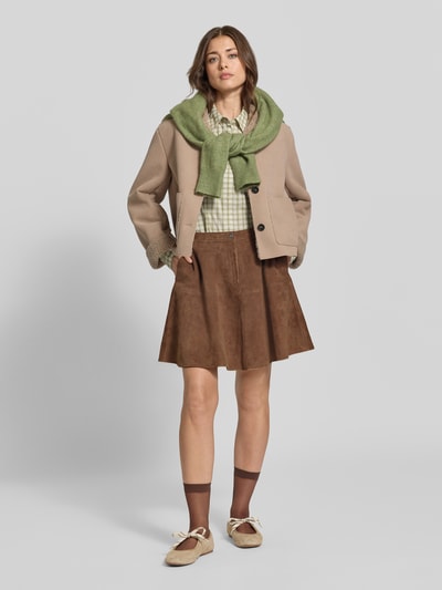 Modelka kobieca nosi bluzkę koszulową Relaxed Fit Hemdbluse aus Baumwoll-Mix od Samsøe Samsøe, mieszanka bawełny, krój relaxed fit, Mankiety zapinane na 1 guzik, lekko opuszczone ramiona, długi rękaw, długość tyłu w rozmiarze S: 70 cm, długość rękawa w rozmiarze S: 66 cm, widok całej sylwetki z przodu.