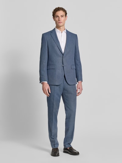 Męski model nosi Regular Fit Anzughose aus Leinen-Mix Modell 'LEON' von BOSS, z efektem melanżu, krój regular fit, wpuszczane kieszenie, kanty, szlufki na pasek, mieszanka lnu, zapięcie na haftkę i ukryty zamek błyskawiczny, kieszeń z tyłu, kolor niebieski, melanżowa faktura, całopostaciowy widok z przodu.