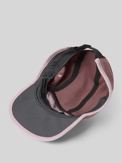 Produktfoto, Base Cap mit Logo-Print Modell 'Fly' von NIKE TRAINING w odcieniach różu i szarości, ozdobne szwy, widoczna faktura tkaniny