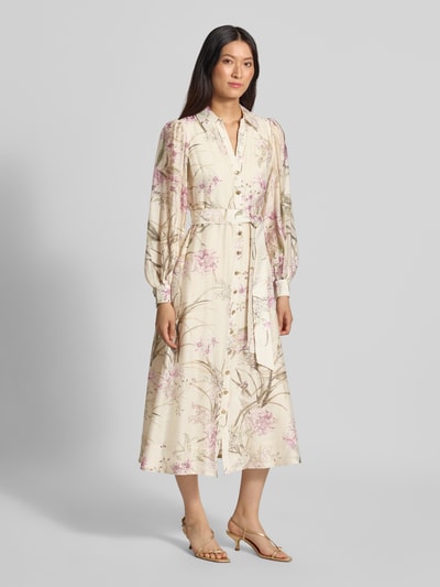 Vrouwenmodel draagt avondjurk uit mix van lyocell en linnen model 'Hazel' van Forever New met bloemenprint, getailleerd, doorlopende knoopsluiting, tailleband, platte kraag, v-hals, met lange pofmouwen, maxilengte, ruglengte maat 36: 124 cm, borstwijdte 41 cm, mouwlengte 64 cm, geheel van voren te zien.