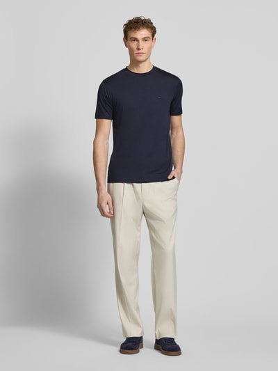 Männermodel trägt Regular Fit T-Shirt mit Rundhalsausschnitt von Emporio Armani in Dunkelblau, elastischer Modal-Mix, Ganzkörperansicht von vorne.