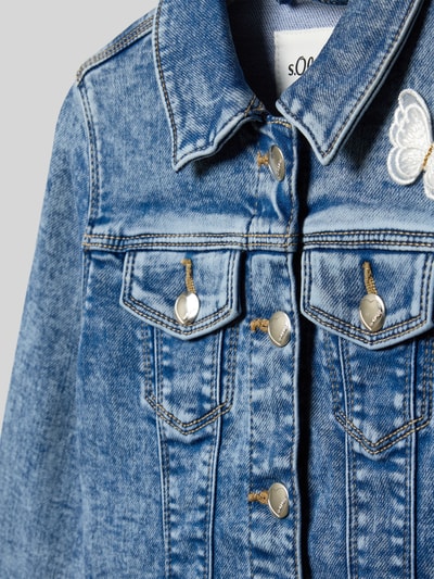 Produktfoto, Regular Fit Jeansjacke aus Baumwoll-Lyocell-Mix von s.Oliver RED LABEL mit einreihiger Druckknopfleiste, Motiv-Patch und Denimstruktur.