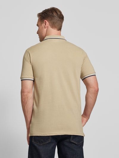 Männermodel trägt Relaxed Fit poloshirt mit contraststrepen van Lindbergh, puur katoen, knoopsluiting, labelstitching, ruglengte maat M 67 cm, Ganzkörperansicht Rückansicht.