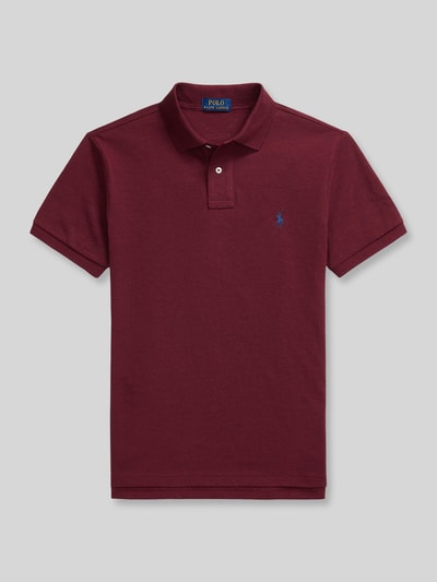 Produktfoto, Slim Fit Poloshirt aus reiner Baumwolle von Polo Ralph Lauren in Dunkelrot mit glatter Struktur vor grauem Hintergrund