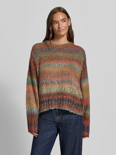 Vrouwenmodel draagt Relaxed Fit Strickpullover mit gerippter Blende van Apricot in gebreide look, meerkleurig, ronde hals, lange mouw, recht model, detail van geribbelde boord, vooraanzicht bovenlichaam.