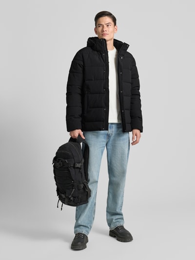 Męski model nosi Steppjacke mit Kapuze Modell 'BIXBY' od Icepeak, krój regular fit, czarny, przód, zdjęcie całej sylwetki. Szerokość w rozmiarze 50: 60 cm, długość tyłu: 78 cm, szerokość ramion: 50 cm, długość rękawa: 70 cm.