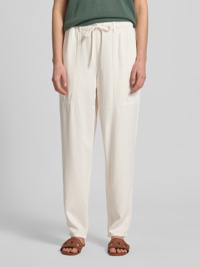 Frauenmodel trägt Straight Fit Stoffhose aus reinem Lyocell Modell 'Maison' von MOS MOSH in Creme mit Tunnelzug, glatter Stoff, Damen Stoffhose, Vorderansicht, Nahaufnahme Unterkörper.
