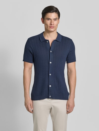 Männermodel trägt Poloshirt in Strick-Optik Modell 'Tristao' von JOOP! Collection, dunkelblau, Slim Fit, Baumwolle, Ganzkörperansicht von vorne