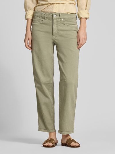 Frauenmodel trägt Relaxed Fit Jeans Modell 'Melly' von OPUS PANTS aus Baumwoll-Mix mit Stretch-Anteil, Eingrifftaschen, Ganzkörperansicht von vorne.