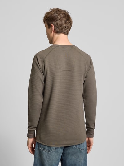 Męski model nosi Longsleeve mit Strukturmuster und Logo od G-Star Raw, bawełniany materiał, krój regular fit, wzór strukturalny, dekolt okrągły, logo, długość tyłu w rozmiarze M: 78 cm, całopostaciowy widok z tyłu