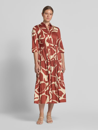 Frauenmodel trägt Hemdblusenkleid in Maxilänge von Christian Berg Cocktail mit braun-beigem Muster, taillierter Passform, Ganzkörperansicht von vorne.