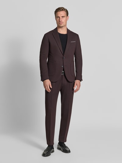 Mannelijk model draagt Slim Fit Sakko met viscose Model 'Data' van CINQUE in donkerbruin, opgestikte zakken, 2-knoopsluiting, elastische materiaalmix, ganzichaamsaanzicht van voren