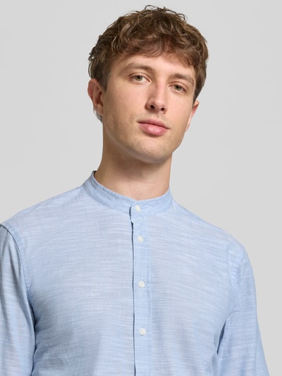 Męski model nosi Regular Fit Freizeithemd aus reiner Baumwolle Modell 'DARIS' od Blend, jasnoniebieski, ze stójką i guzikami, krój regular fit, bawełna, widok na górną część ciała z przodu.