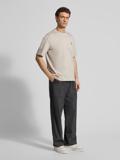 Męski model nosi Regular Fit T-Shirt aus reiner Baumwolle Modell 'TE-BRUTALISM' od BOSS Orange, kolor jednolity, okrągły dekolt, krótki rękaw, drobny ściągacz, label, krój regular fit, materiał bawełna, całopostaciowy widok z przodu.