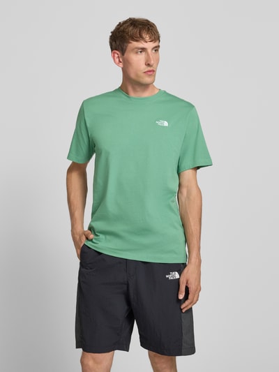 Männermodel trägt T-Shirt mit Label-Stitching und Rundhalsausschnitt von The North Face, Herren T-Shirt, Baumwoll-Mix, Regular-Fit, grün, Ganzkörperansicht von vorne. Rückenlänge bei Größe M: 72 cm.