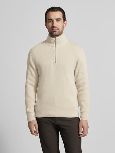 Männermodel trägt Strickpullover mit Stehkragen und Reißverschluss von Lindbergh, Baumwoll-Mix, Regular-Fit, Ripp-Optik, Ganzkörperansicht von vorne.