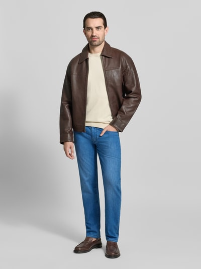 Männermodel trägt Regular Fit Jeans im Used-Look Modell 'Cadiz' von Brax, Baumwoll-Mix, Blau, klassische Eingrifftaschen, Ganzkörperansicht von vorne.
