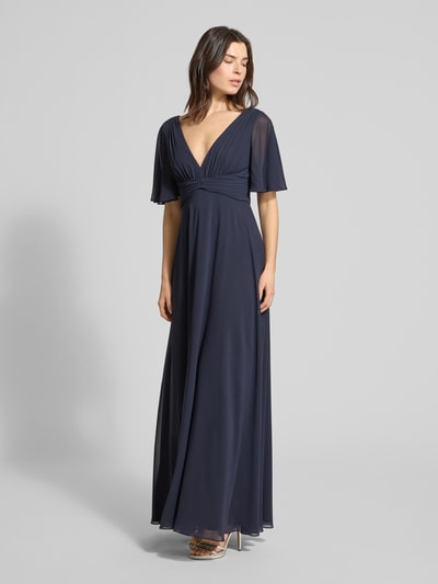 Frauenmodel trägt Regular Fit Abendkleid mit V-Ausschnitt von Jake*s Cocktail in Dunkelblau, Chiffon, Falten-Optik, Ganzkörperansicht von vorne.