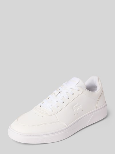 Produktfoto, weißer Sneaker mit Logo-Prägung Modell 'Court Pro' von Lacoste, glatte Oberfläche, Herren Sneaker von Lacoste
