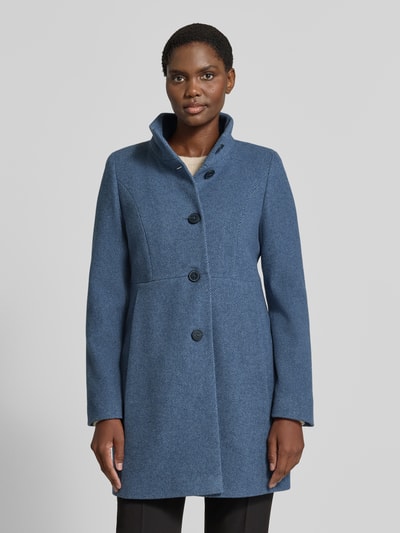 Frauenmodel trägt Mantel aus Woll-Mix mit Stehkragen von FUCHS SCHMITT, blaue Farbe, glatte Textur, taillierte Passform, Ganzkörperansicht von vorne.