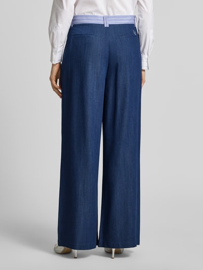 Frauenmodel trägt Wide-Leg-Pants mit Eingrifftaschen von Liu Jo White aus Lyocell in Blau, ausgestellter Schnitt, Ganzkörperansicht Rückansicht.