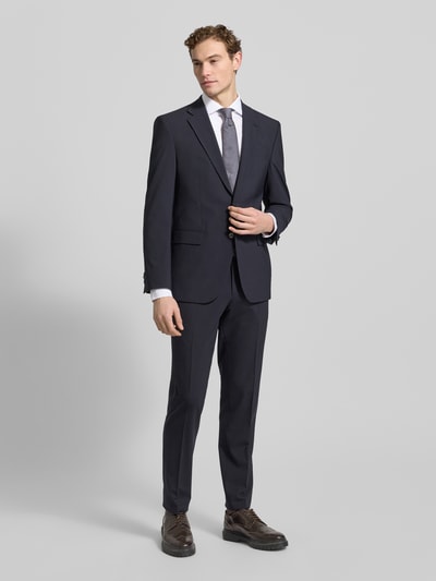 Männermodel trägt Super Slim Fit Businesshemd aus Baumwoll-Mix von Jake*s, dunkle Farbe, glatte Textur, Ganzkörperansicht von vorne. Rückenlänge 79 cm, Schulterbreite 45 cm, Ärmellänge 67 cm, Haikragen, Knopfleiste, Stretch-Anteil.