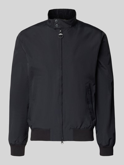 Produktfoto, Regular Fit Blouson mit Stehkragen Modell 'Royston' von Barbour in effen zwart, tweewegritssluiting, labelopschrift, luchtgaten, lange mouw, geribde mouwboord en rompzoom, zijsteekzakken met ritssluiting, binnenzakken