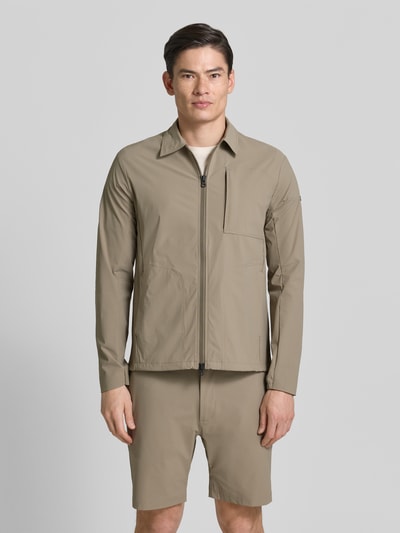 Männermodel trägt Regular Fit Jacke mit Umlegekragen Modell 'Motion' von SCANDINAVIAN EDITION in Beige, glatte Textur, Ganzkörperansicht von vorne. Elastischer Material-Mix, Napoleontasche, Zweiwege-Reißverschluss, Eingrifftaschen, Maße Größe M.