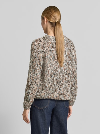 Frauenmodel trägt Regular Fit Pullover mit Schurwoll-Anteil von Rich & Royal in Strick-Optik, mehrfarbig, Langarm, Rückenansicht.