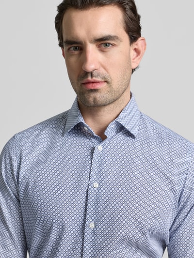 Männermodel trägt Regular Fit Business Hemd aus Baumwolle mit Kentkragen von Christian Berg Men in Weiß-Blau, Nahaufnahme Oberkörper.
