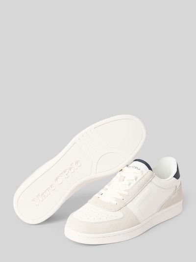 Productfoto, witte en crèmekleurige sneakers van leer met gladde textuur, model 'VINCENZO 2A' van Marc O'Polo, heren sneakers
