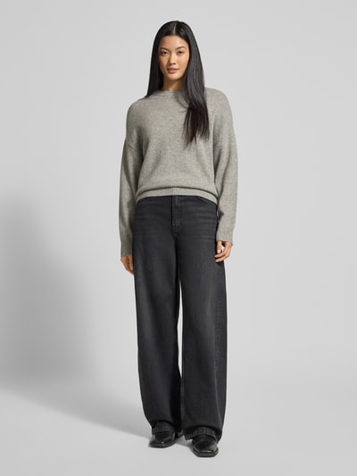 Kobiece modelka nosi szary Oversized Strickpullover mit gerippten Abschlüssen Modell 'Fiona' od GUIDO MARIA KRETSCHMER WOMAN z bawełny, szeroki krój, widoczne ściągacze, okrągły dekolt, całościowy widok z przodu.
