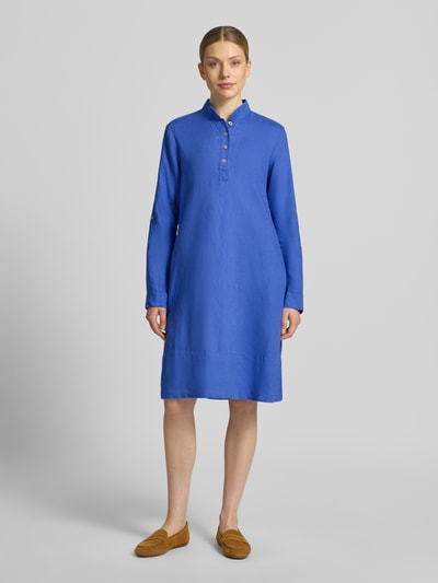 Vrouwenmodel draagt Leinenkleid mit Stehkragen und kurzer Knopfleiste van Christian Berg Woman in effen blauw, recht model, knielengte, pure linnen, opstaande kraag, korte knoopsluiting, mouwen met vaste omslag, ruglengte maat 36 99 cm, borstwijdte 49 cm, mouwlengte 63 cm, grootlichaamsaanzicht van voren
