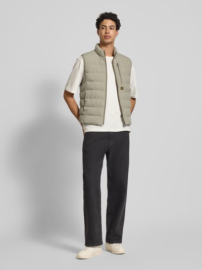 Männermodel trägt Regular Fit Weste in Stepp-Optik Modell 'Foundation' von G-Star Raw, dezente Farben, Ganzkörperansicht von vorne.