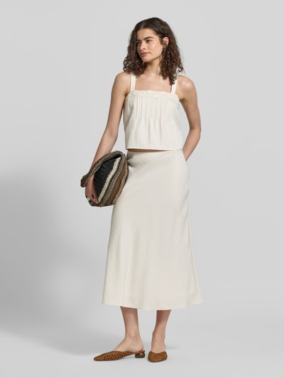 Frauenmodel trägt Cropped Blusentop mit Häkelspitze von Jake*s Casual aus Lyocell-Mix mit Viskose-Anteil in Creme mit Drapierungen, Ganzkörperansicht von vorne.