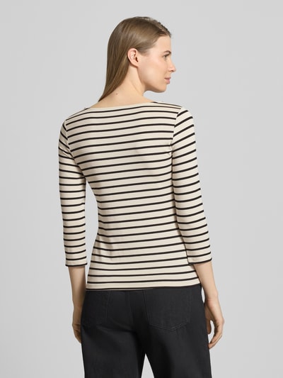 Frauenmodel trägt T-Shirt mit Rundhalsausschnitt und 3/4-Arm von More & More im Viskose-Elasthan-Mix, Regular Fit, Rückenlänge 57 cm, Ganzkörperansicht Rückansicht.