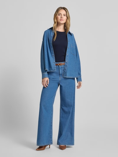 Frauenmodel trägt Slim Fit Strickpullover aus Seide-Baumwoll-Mix Modell 'GABARRA' von Weekend Max Mara, unifarben, Rundhals, kurzarm, Stricktextur, Nahaufnahme Oberkörper.