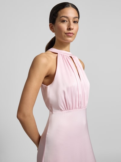 Vrouwenmodel draagt het Abendkleid met Schlüssellochausschnitt Modell 'Ravenna' van Vila in lichtroze satijn, getailleerd, halternek, plooi look, borstbreedte 41 cm bij maat 36, ruglengte 115 cm, close-up van het bovenlichaam.
