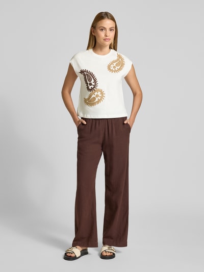Frauenmodel trägt T-Shirt mit Rundhalsausschnitt und Stitchings von Stefanel in Weiß, reine Baumwolle, Regular Fit, Ganzkörperansicht von vorne.